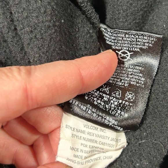 VOLCOM, bomber jacket!! - Picture 9 of 10